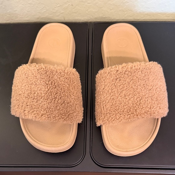 lululemon athletica Shoes - Lululemon Fleece Restfeel Slide Size US 8